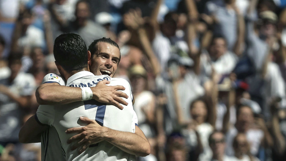 Bale y Cristiano se abrazan en el 1-0 del Real Madrid. (EFE)