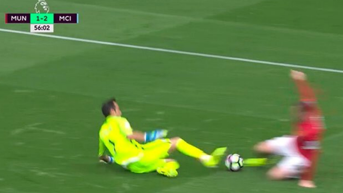 Claudio Bravo hace penalti a Rooney.