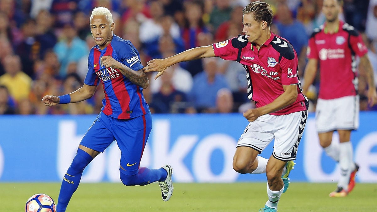 Marcos Llorente presiona a Neymar en el Camp Nou. (EFE)