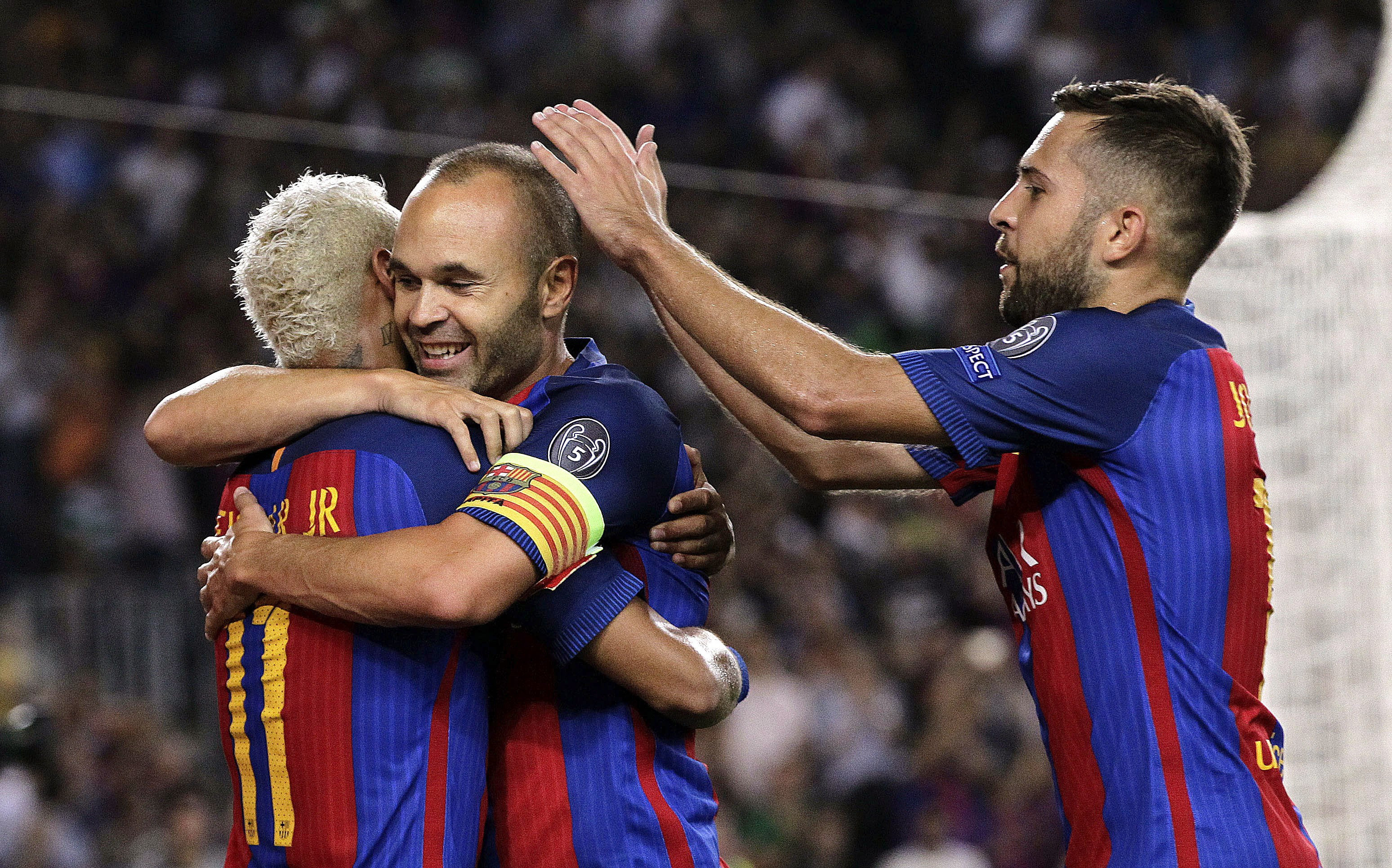 Neymar, Alba e Iniesta celebran un gol. (EFE)