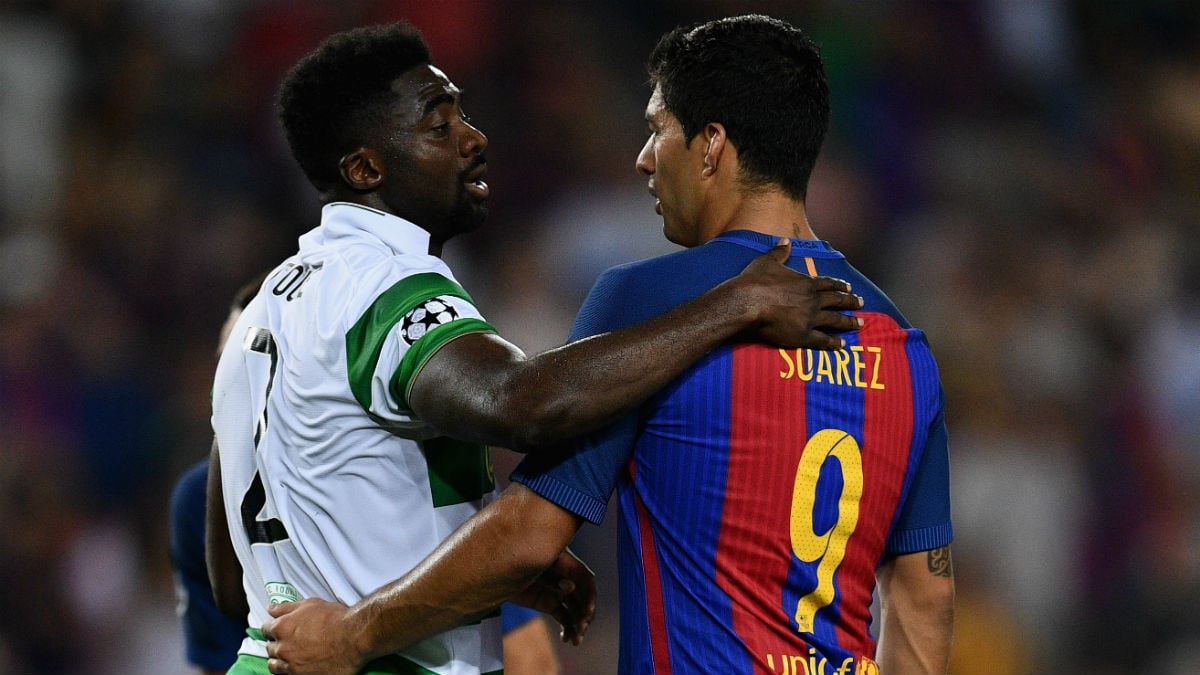 Kolo Touré se abraza con Luis Suárez. (Getty)