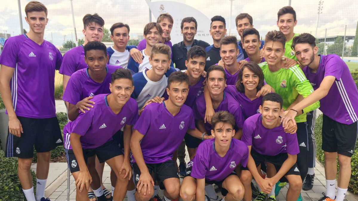 Raúl se fotografía junto al Juvenil C y Álvaro Benito. (Twitter Álvaro Benito)