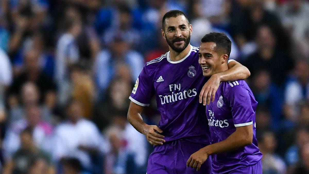 Benzema se abraza a Lucas para celebrar un gol. (Getty)
