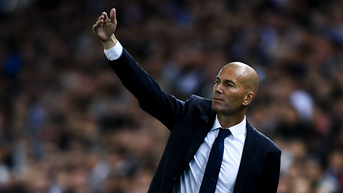 Zidane, en la banda de Cornellà. (Getty)