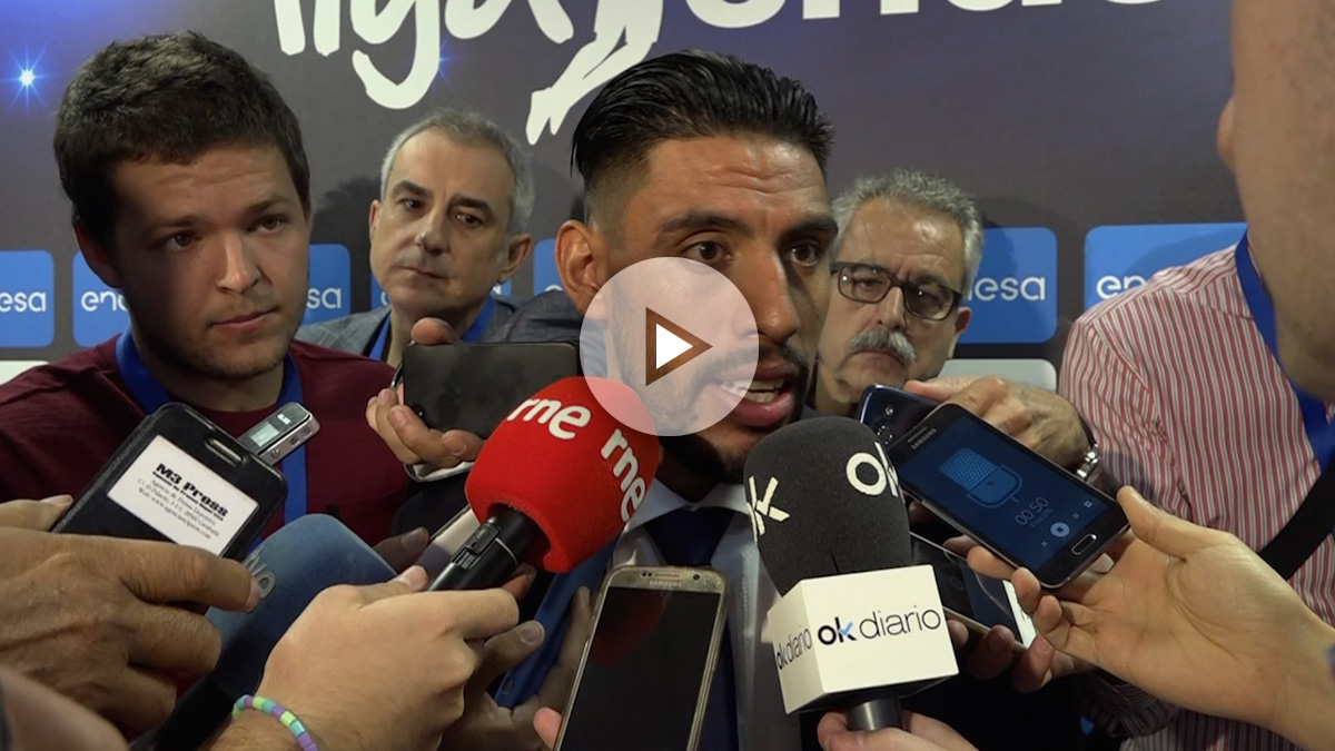 Gustavo Ayón atiende a los medios de comunicación en la presentación de la Liga Endesa.