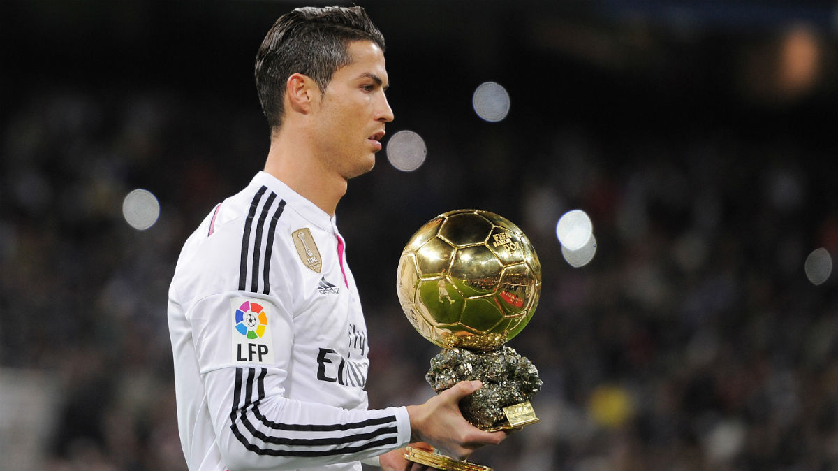 Cristiano Ronaldo ofrece el Balón de Oro al Bernabéu. (Getty)