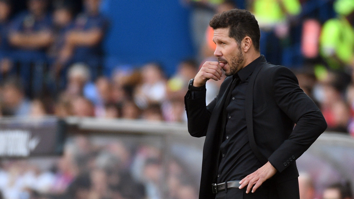 Simeone, con gesto pensativo en el Calderón. (AFP)