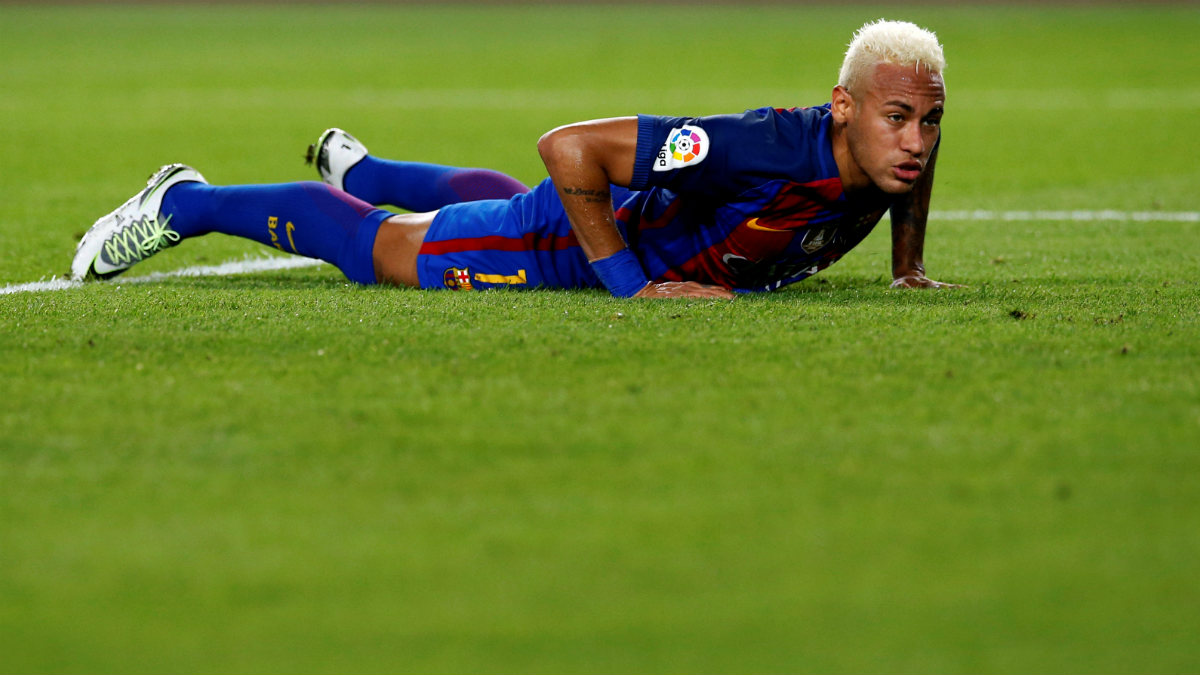 Neymar, tumbado en el suelo en un partido en el Camp Nou. (Getty)