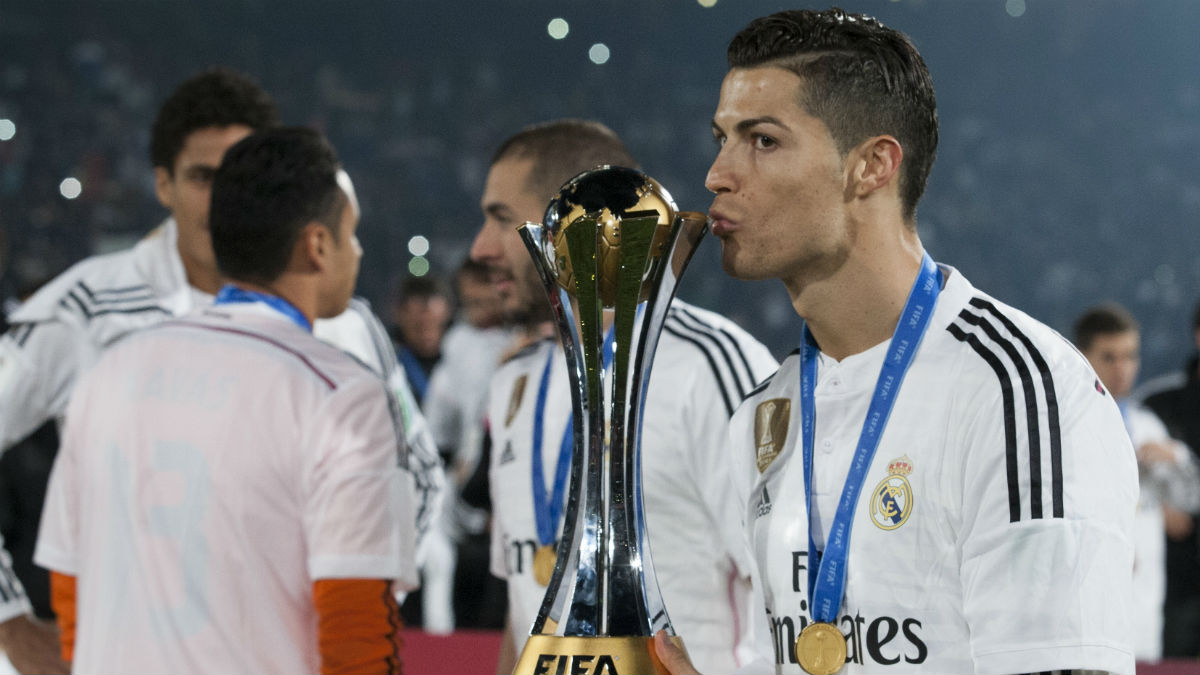 Cristiano Ronaldo posa con el Mundial de Clubes. (Getty)