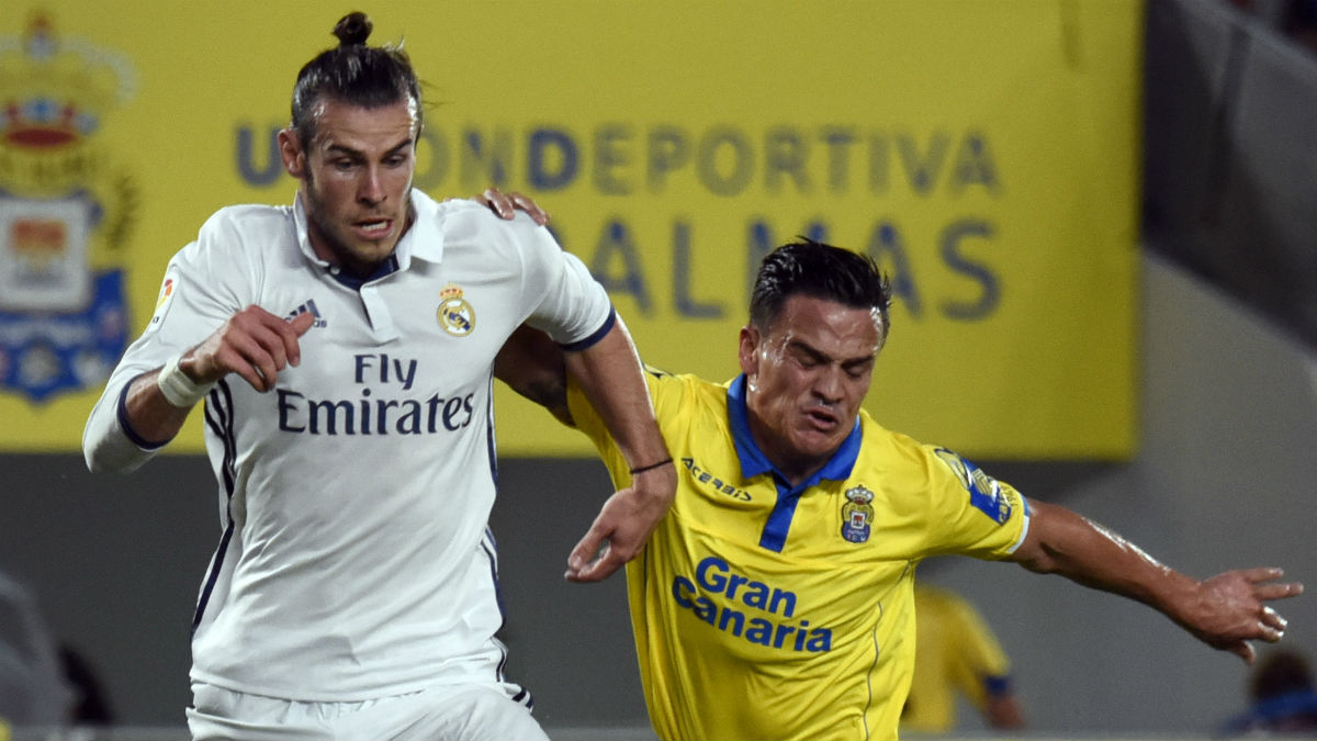 Bale conduce el balón ante Las Palmas. (AFP)