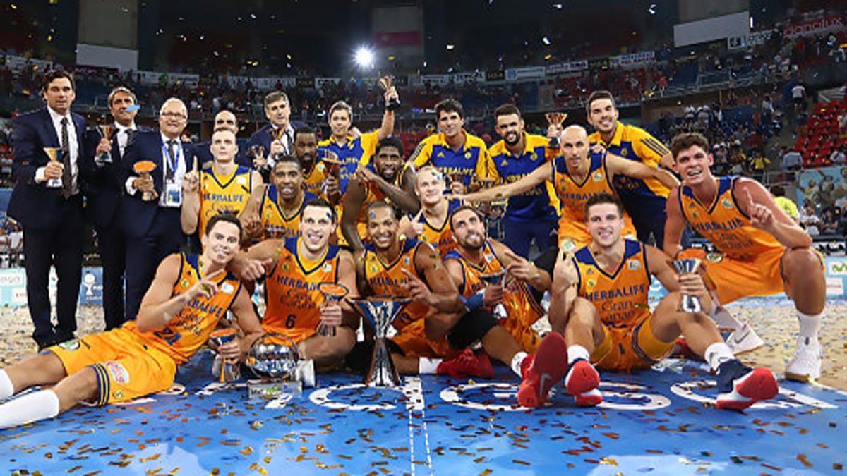 El Gran Canaria, celebrando su primera Supercopa de España.