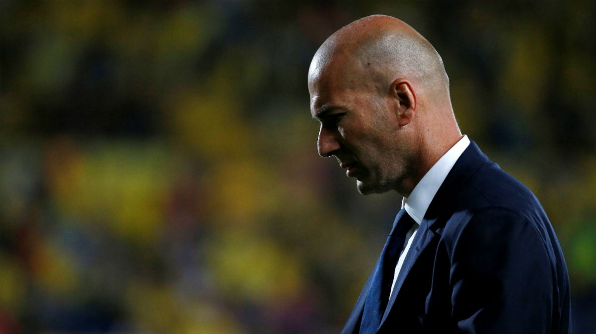 Zidane, con el rostro serio en Las Palmas. (Reuters)