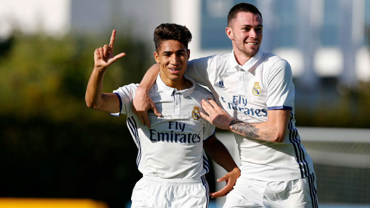 Achraf celebra un de sus goles junto a Manu. (Realmadrid.com)