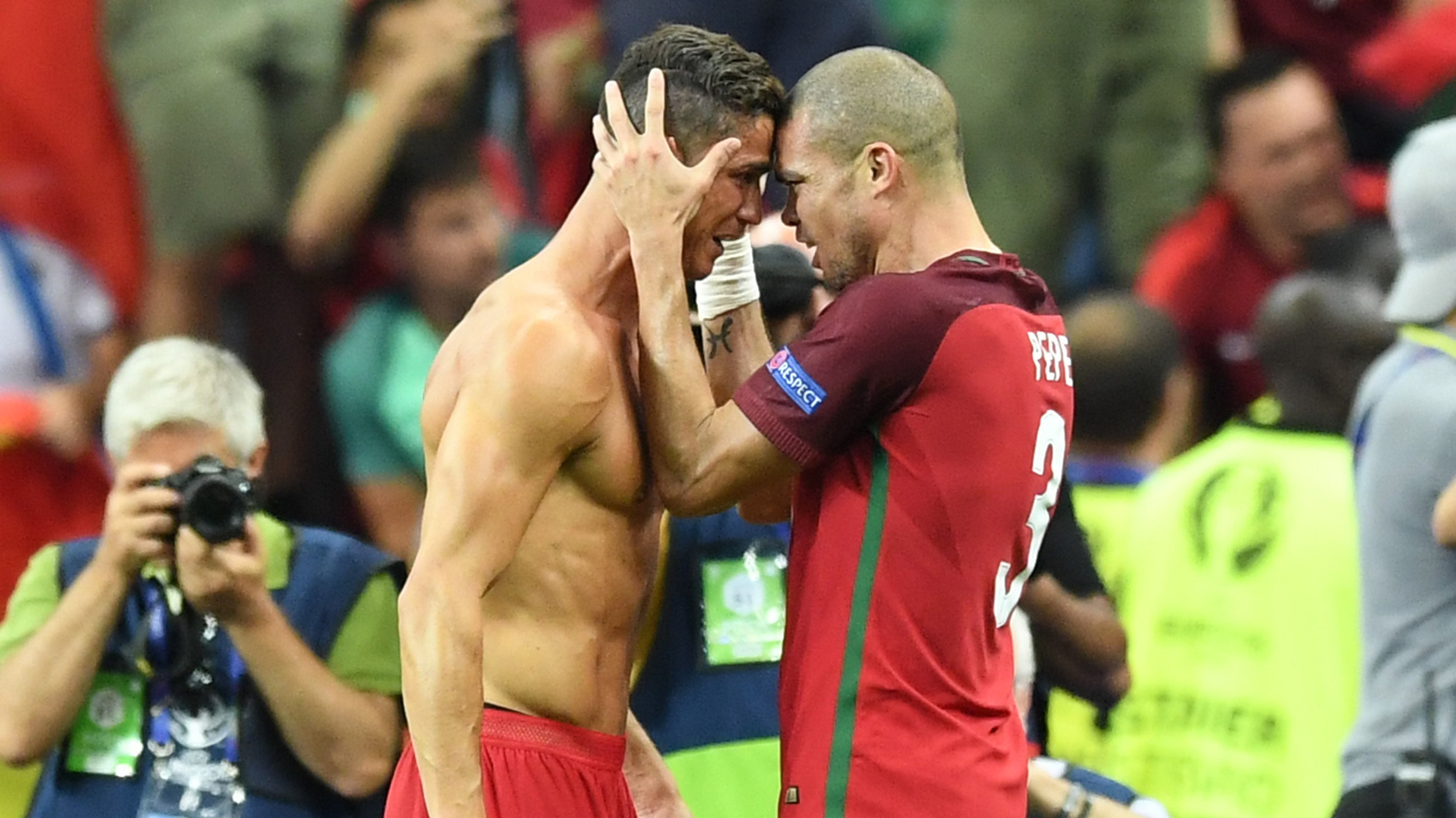 Cristiano y Pepe, celebrando la Eurocopa lograda por Portugal.