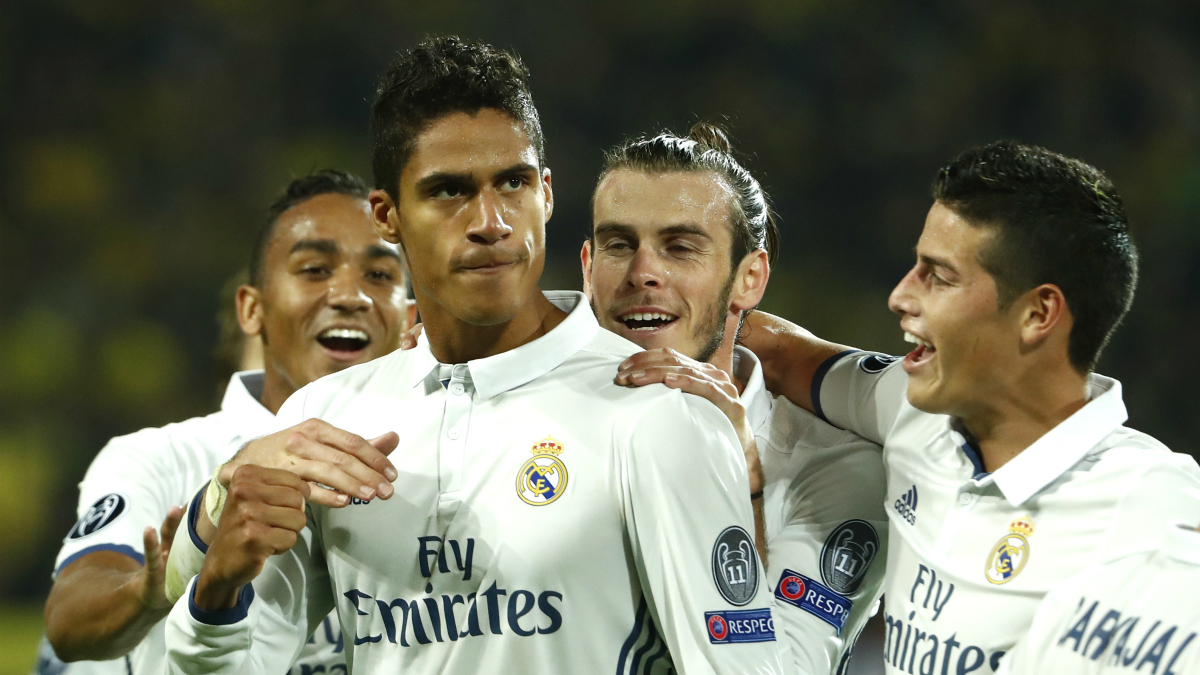 Los jugadores del Real Madrid celebran el gol de Varane. (AFP)