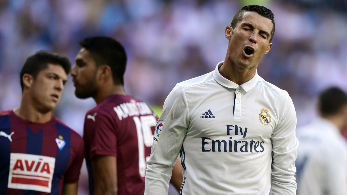 Cristiano Ronaldo se lamenta tras fallar una ocasión en el empate del año pasado en el Bernabéu. (AFP)