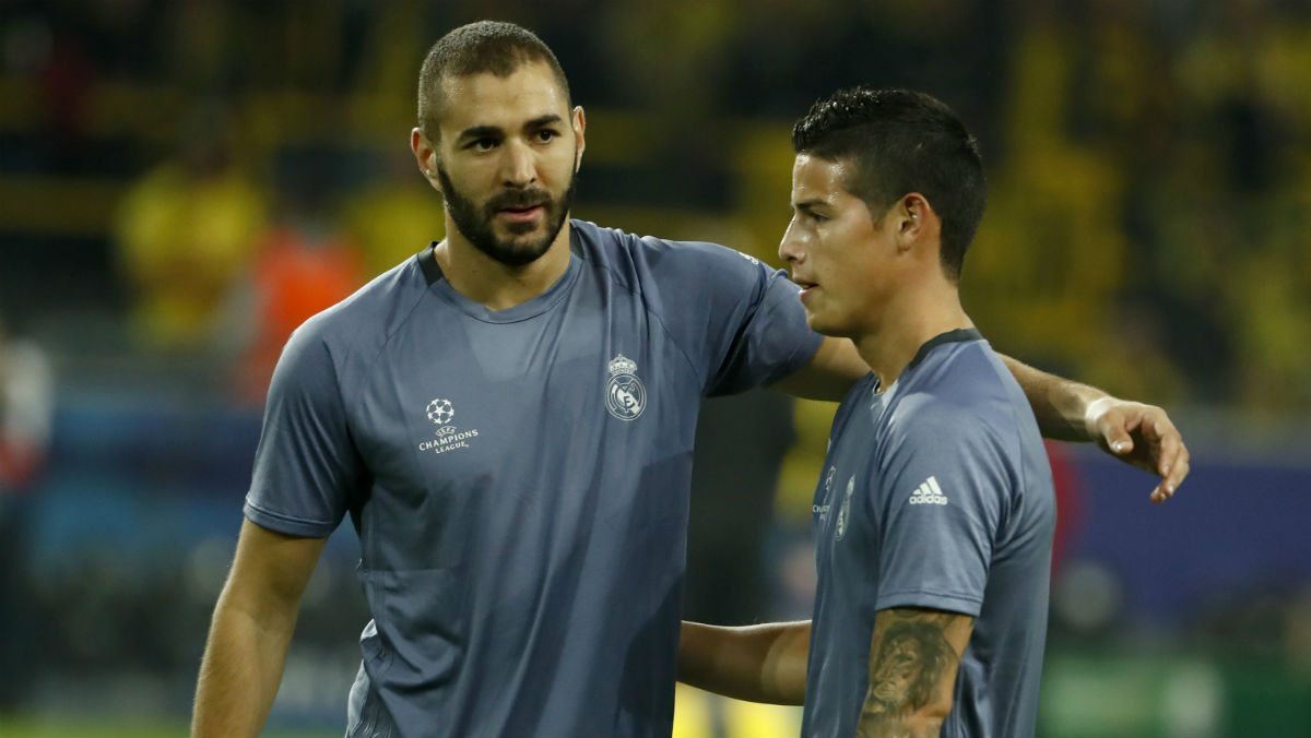 Karim Benzema, junto a James Rodríguez. (AFP)