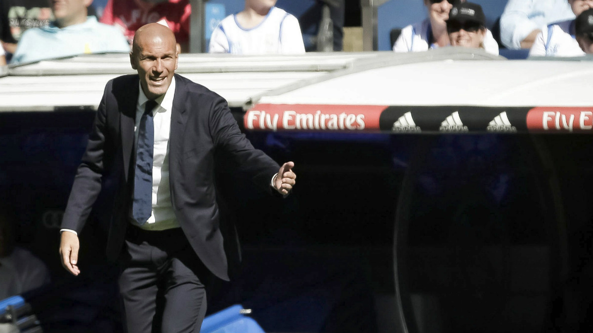 Zidane da instrucciones a sus jugadores ante el Eibar. (EFE)