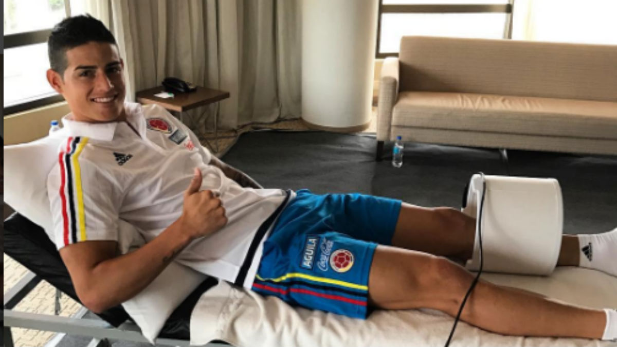 James posa durante las pruebas médicas que se ha hecho con Colombia. (Instagram)