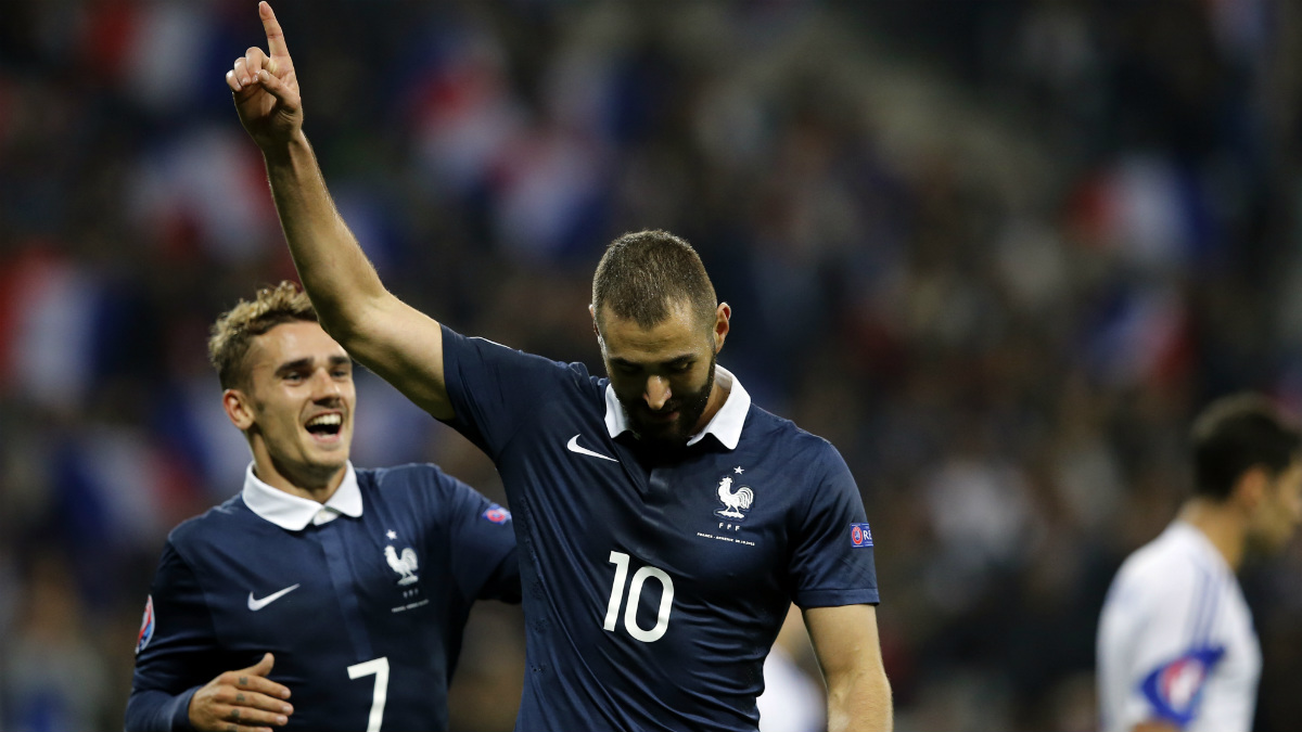 Griezmann y Benzema juntos en la selección francesa. (AFP)