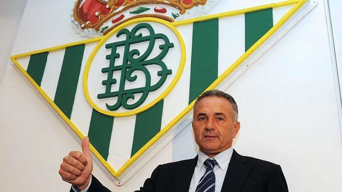 Rafael Gordillo posa junto al escudo del Betis. (Twitter)