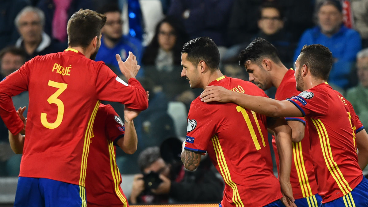Los jugadores de España celebran un gol ante Italia. (AFP)