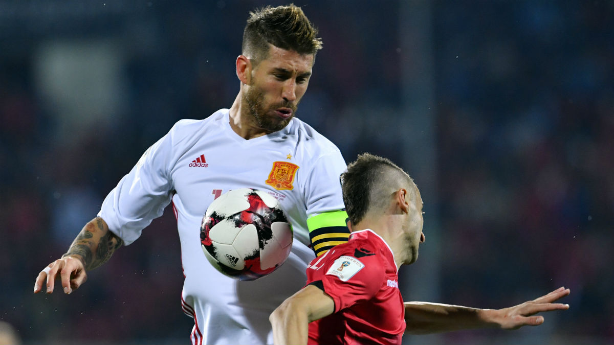 Sergio Ramos salta durante el Albania-España. (AFP)