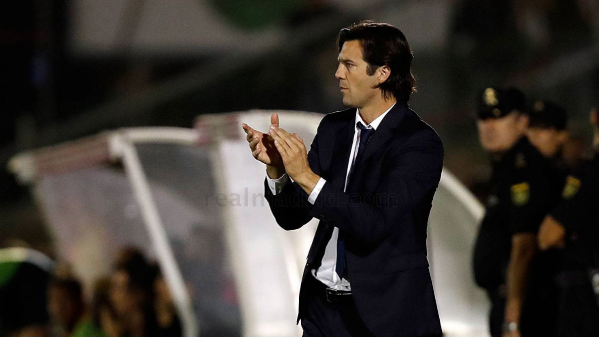 Solari aplaude durante el Toledo-Castilla. (Realmadrid.com)