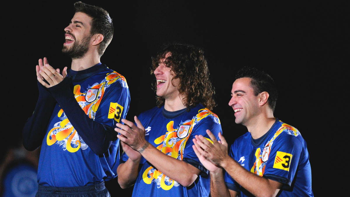 Piqué, con Puyol y Xavi en un partido de la selección catalana. (Getty)