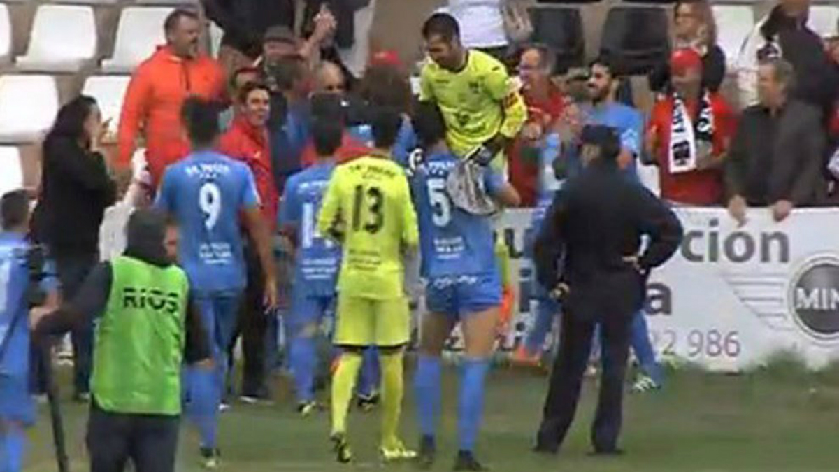 Los jugadores del Formentera celebran la victoria en Copa. (Twitter)