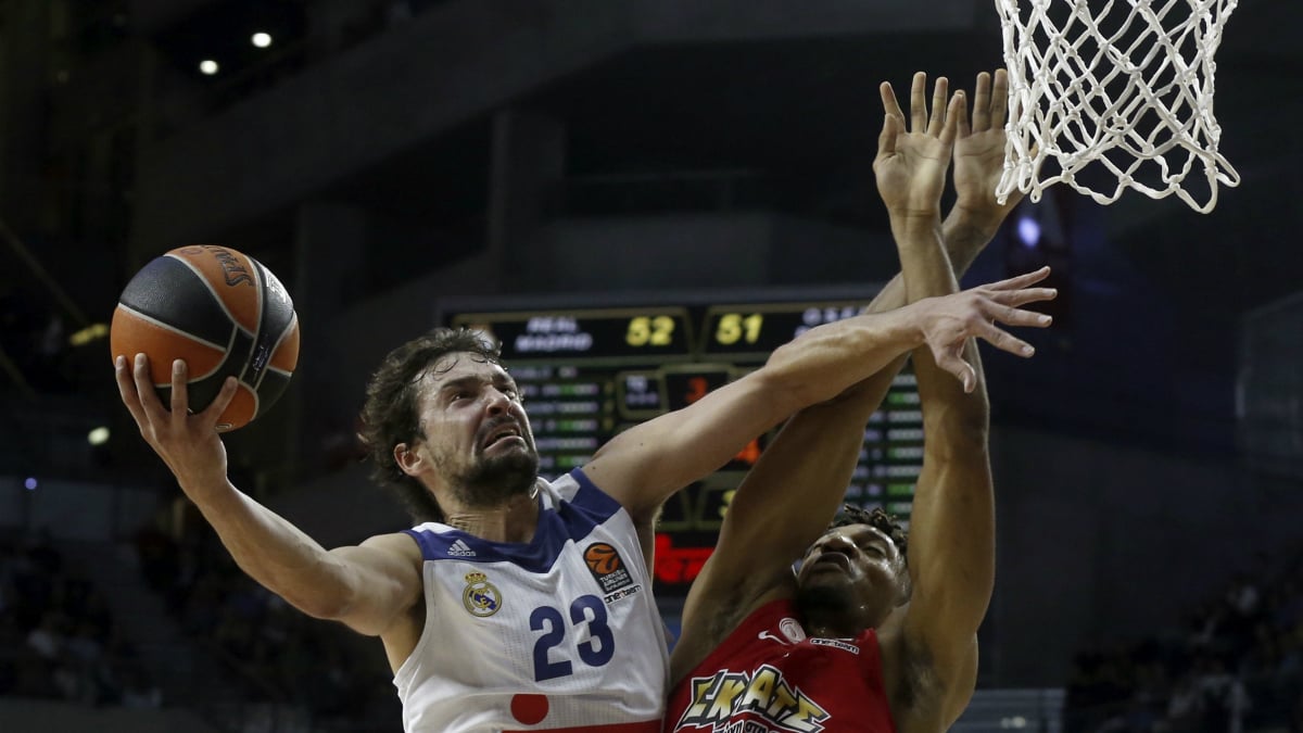 Llull entra a canasta ante la oposición de Birch. (EFE)