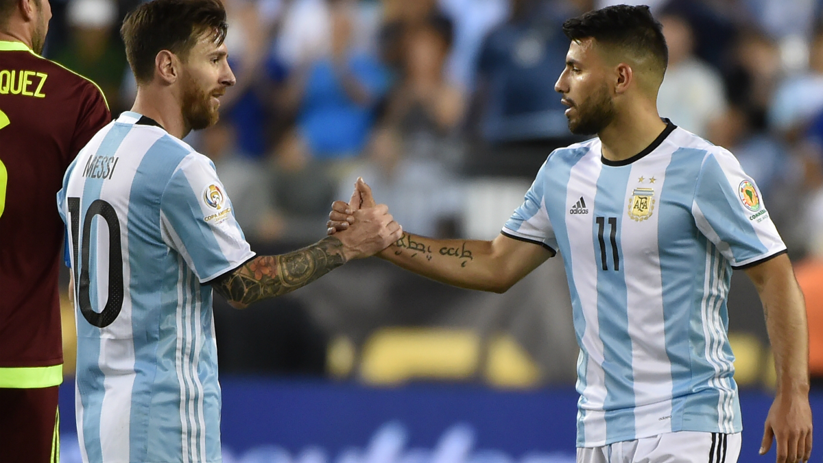 Messi y Agüero, en un encuentro con Argentina. (AFP)