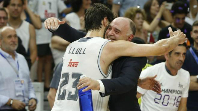 Pablo Laso y Sergio Llull se abrazan tras un título del Real Madrid.