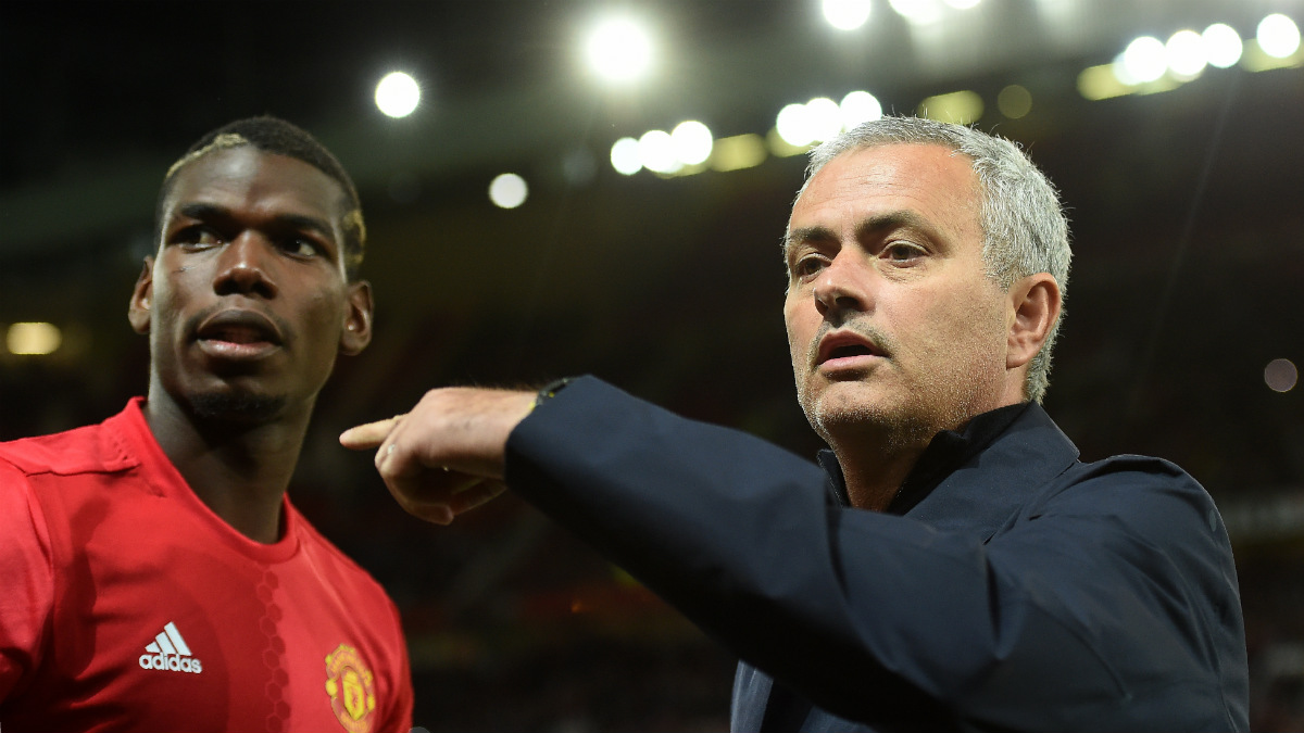 Jose Mourinho da instrucciones a Pogba durante un partido de la Premier. (AFP)