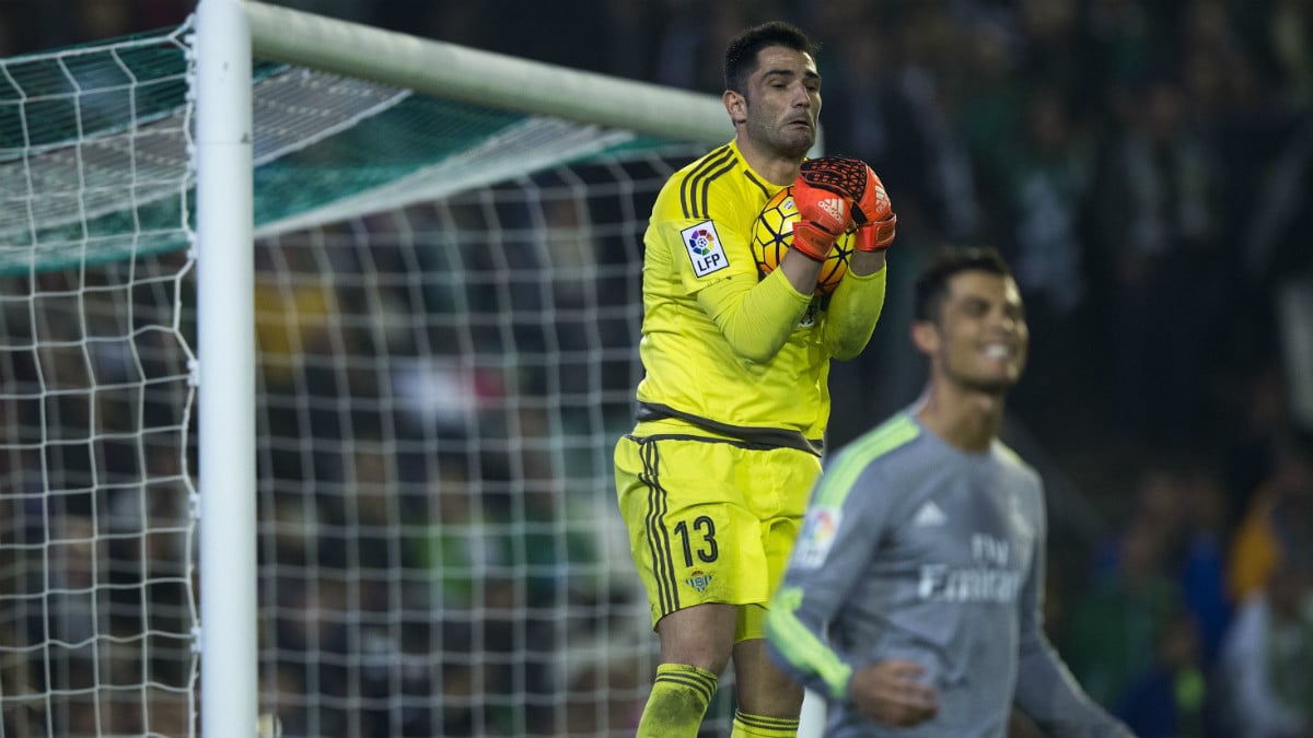 Adán atrapa un balón durante el Betis-Real Madrid de la pasada temporada. (Getty)