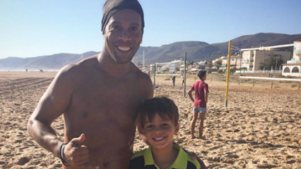 Ronaldinho Gaucho se fue a jugar fútbol playa en Castelldefels.