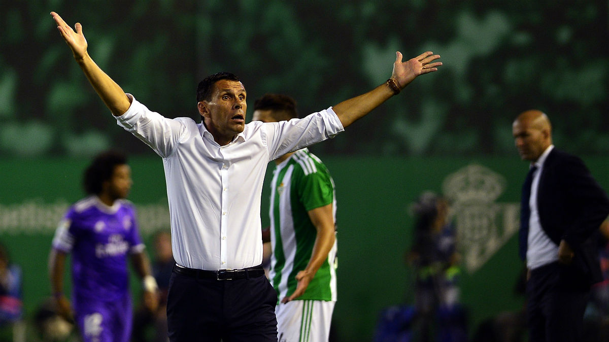 Gustavo Poyet protesta la acción que arreglo Pepe. (AFP)