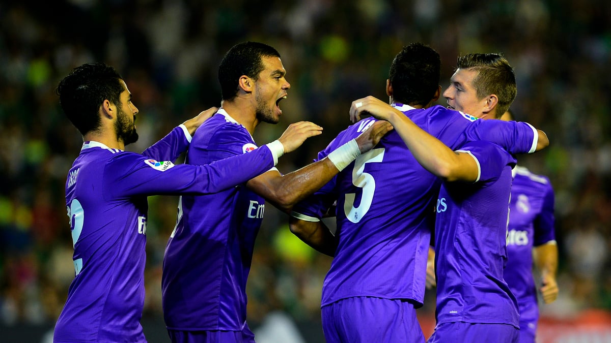 Los jugadores del Real Madrid celebran el gol de Varane. (AFP)