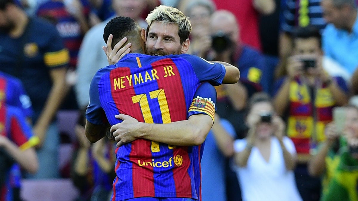 Messi se abraza a Neymar tras reaparecer con un gol. (AFP)