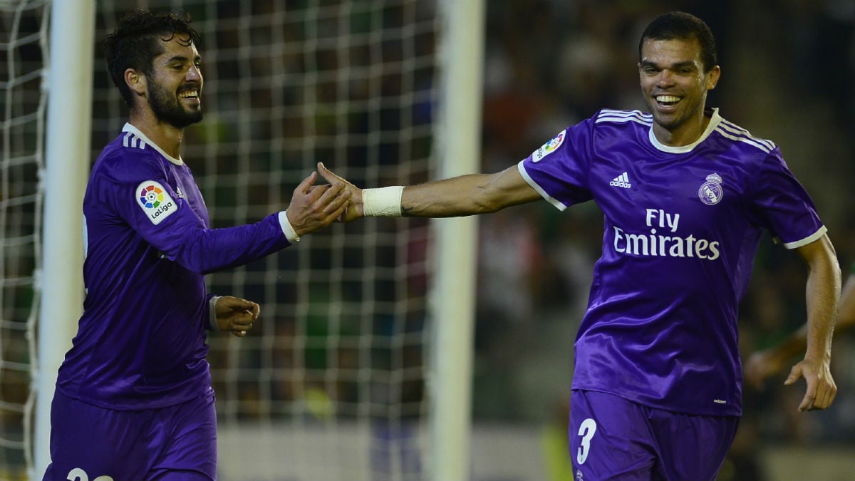 Pepe e Isco celebran el gol del malagueño. (AFP)