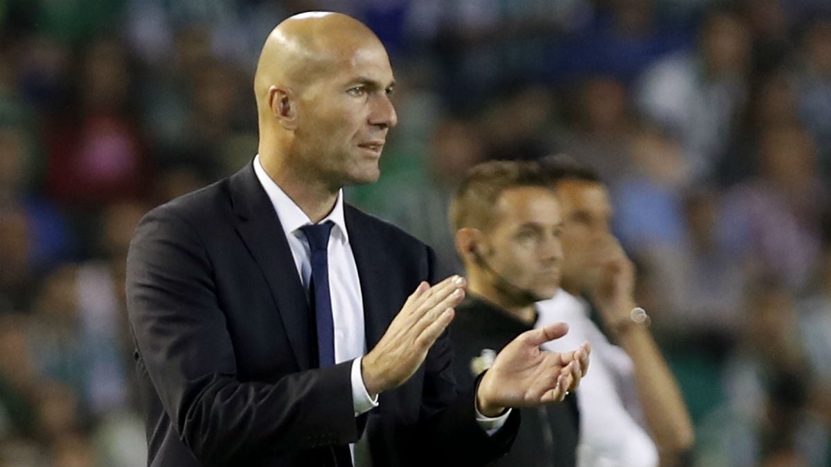 Zidane aplaude a sus jugadores en el Villamarín. (EFE)