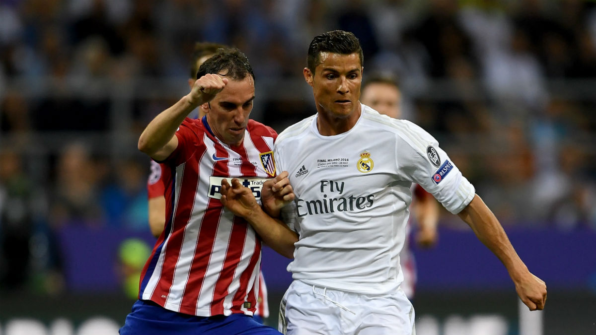 Cristiano Ronaldo y Godín pelean por un balón en la final de la Champions. (Getty)