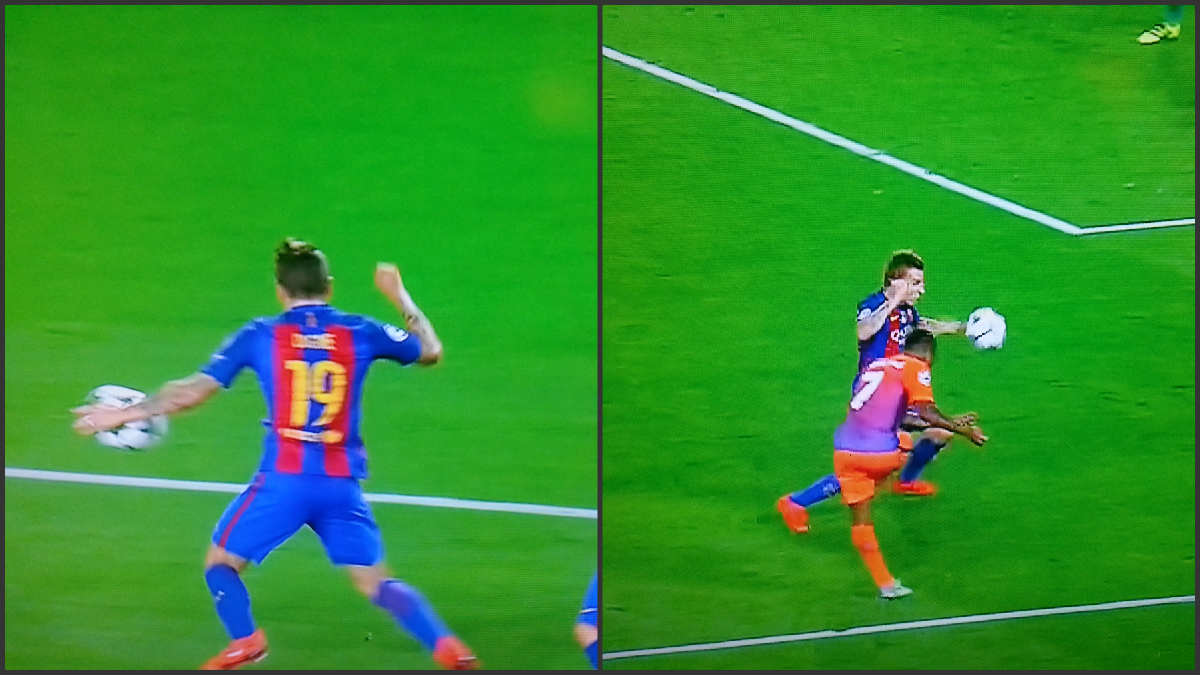 Digne tocó el balón claramente con la mano.