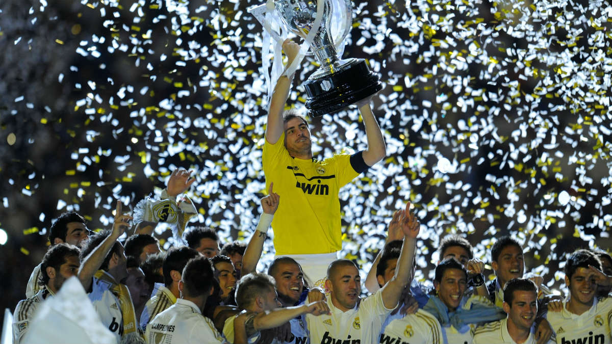 Iker Casillas levanta el título de Liga. (Getty)