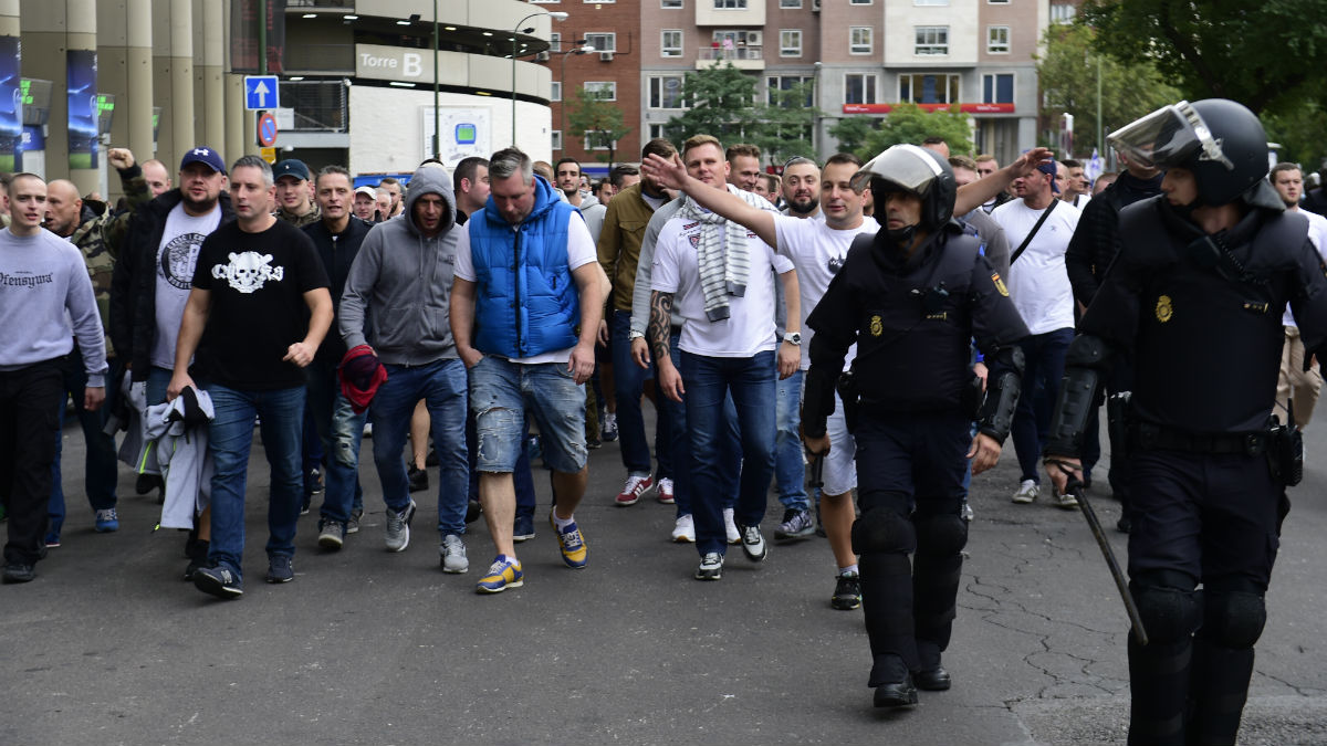 Los Ultras del legia llegando al Bernabéu. (AFP)