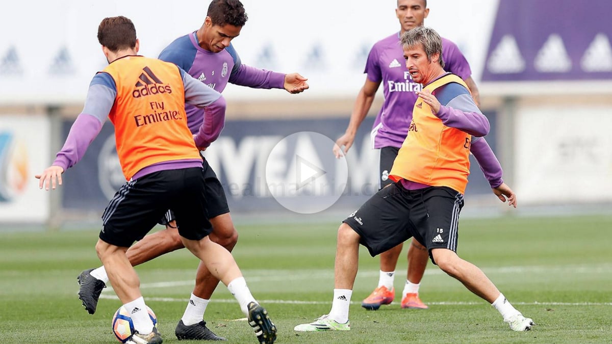 Coentrao pelea por un balón durante el entrenamiento. (Realmadrid.com)