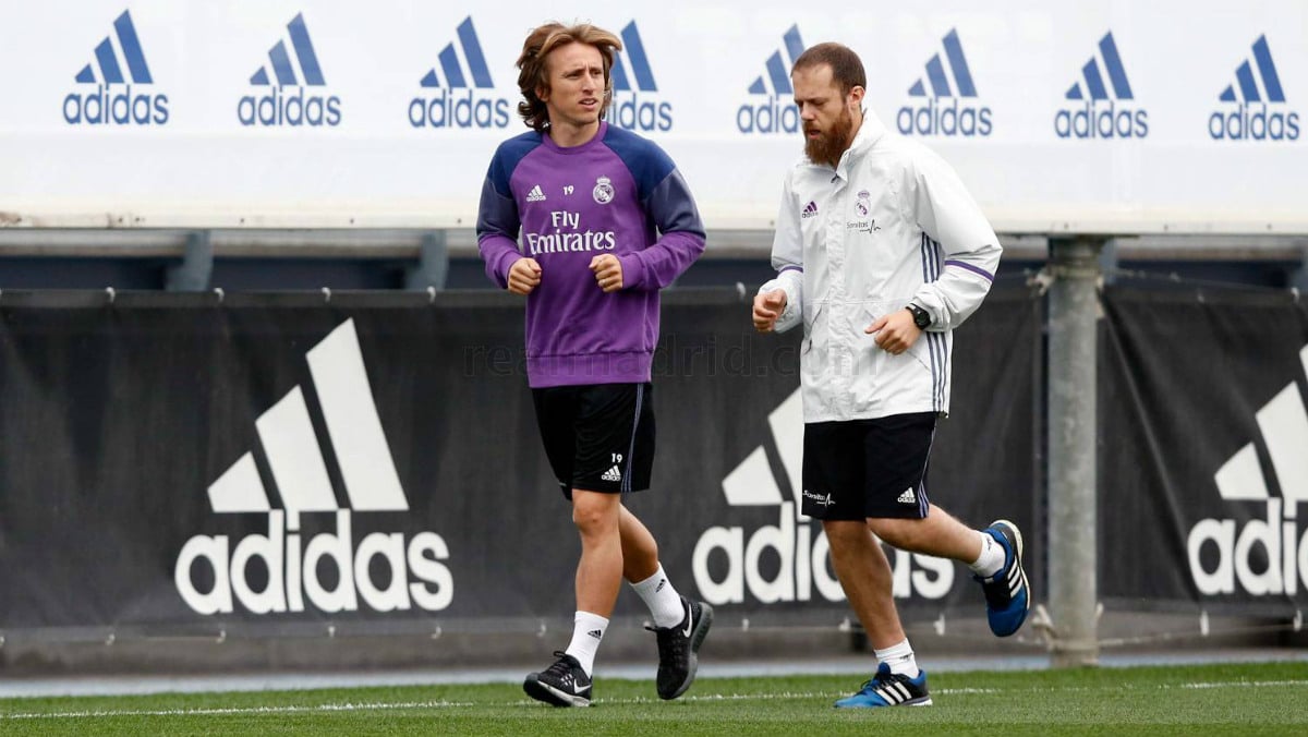 Modric haciendo carrera continua junto al fisio del Madrid Jaime Benito. (realmadrid.com)