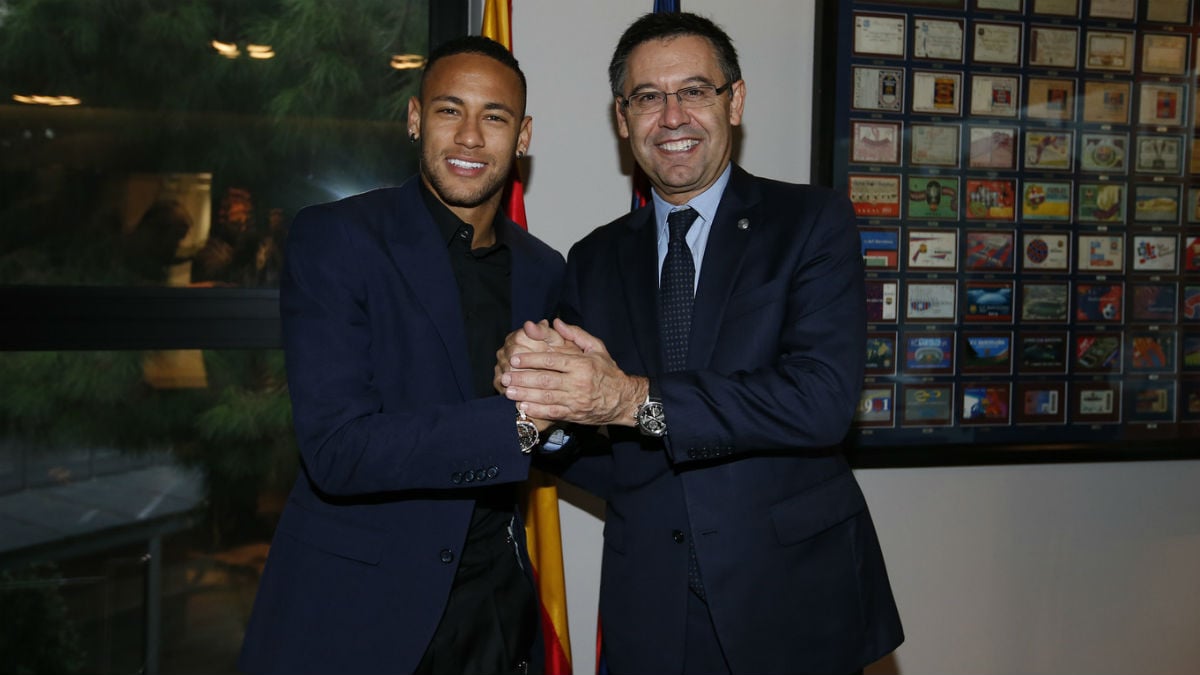 Neymar y Bartomeu tras la renovación del brasileño con el Barça. (fcbarcelona.es)