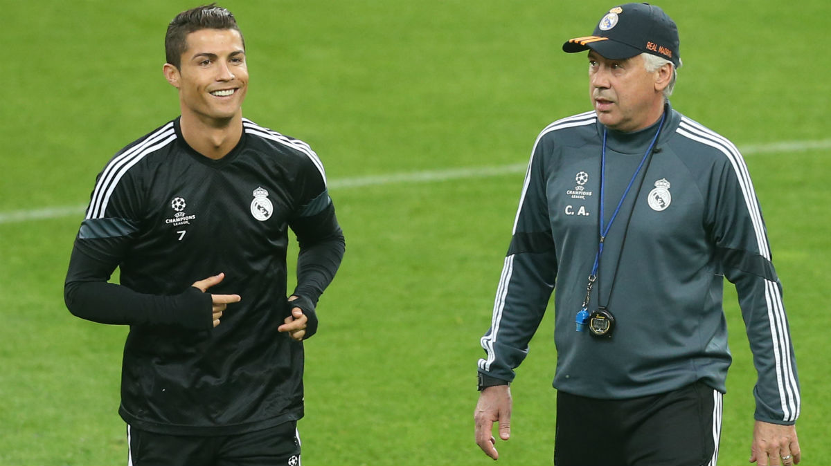 Cristiano y Ancelotti, en un entrenamiento. (AFP)