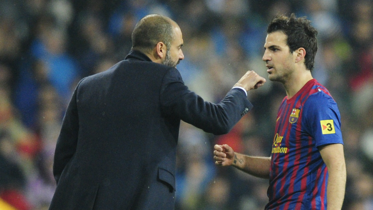 Guardiola habla con Cesc en su época en el Barcelona. (AFP)